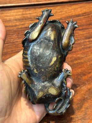 Twee Chinese bronzen waterdruppelaars, Ming/Qing — foto 18