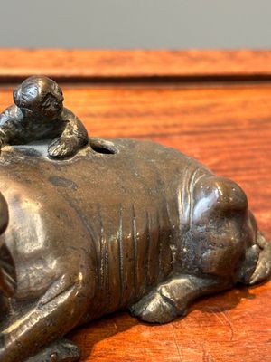 Twee Chinese bronzen waterdruppelaars, Ming/Qing — foto 6