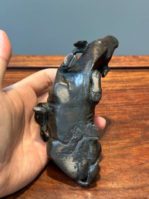 Twee Chinese bronzen waterdruppelaars, Ming/Qing — foto 8