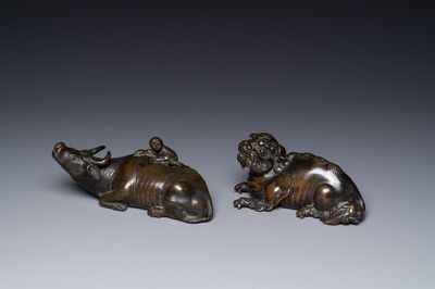 Twee Chinese bronzen waterdruppelaars, Ming/Qing