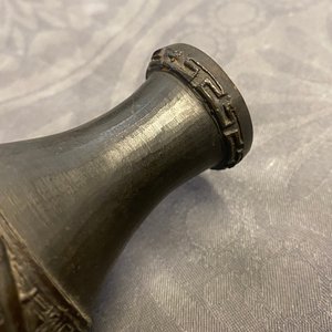 Twee Chinese bronzen wierookbranders, een spiegel en een vaas, Ming en later — foto 11