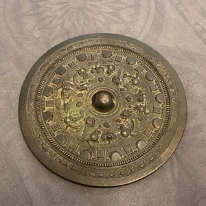 Twee Chinese bronzen wierookbranders, een spiegel en een vaas, Ming en later — foto 14