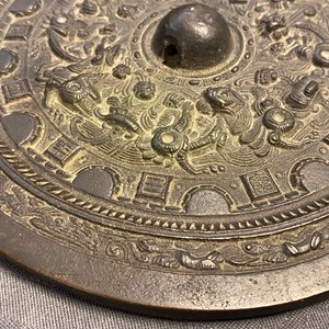 Twee Chinese bronzen wierookbranders, een spiegel en een vaas, Ming en later — foto 16