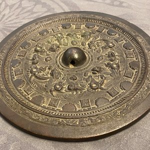 Twee Chinese bronzen wierookbranders, een spiegel en een vaas, Ming en later — foto 22