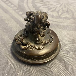 Twee Chinese bronzen wierookbranders, een spiegel en een vaas, Ming en later — foto 28