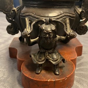 Twee Chinese bronzen wierookbranders, een spiegel en een vaas, Ming en later — foto 30