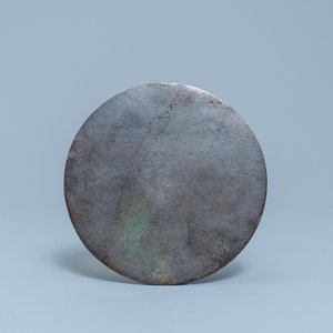 Twee Chinese bronzen wierookbranders, een spiegel en een vaas, Ming en later — foto 3