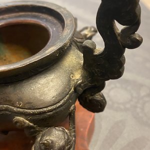 Twee Chinese bronzen wierookbranders, een spiegel en een vaas, Ming en later — foto 35
