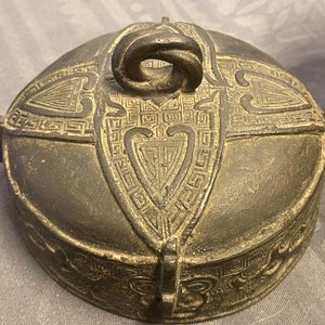 Twee Chinese bronzen wierookbranders, een spiegel en een vaas, Ming en later — foto 48