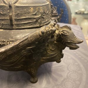 Twee Chinese bronzen wierookbranders, een spiegel en een vaas, Ming en later — foto 55