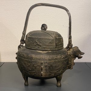 Twee Chinese bronzen wierookbranders, een spiegel en een vaas, Ming en later — foto 56