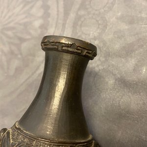 Twee Chinese bronzen wierookbranders, een spiegel en een vaas, Ming en later — foto 10