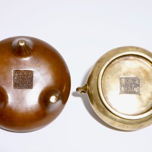 Twee Chinese bronzen wierookbranders op drie pootjes, 19/20e eeuw — foto 7