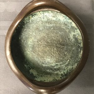 Twee Chinese bronzen wierookbranders op drie poten, Xuande merk, 19e eeuw — foto 17