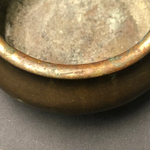 Twee Chinese bronzen wierookbranders op drie poten, Xuande merk, 19e eeuw — foto 21