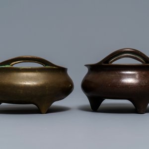 Twee Chinese bronzen wierookbranders op drie poten, Xuande merk, 19e eeuw — foto 5