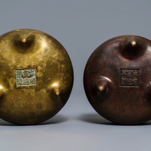 Twee Chinese bronzen wierookbranders op drie poten, Xuande merk, 19e eeuw — foto 7