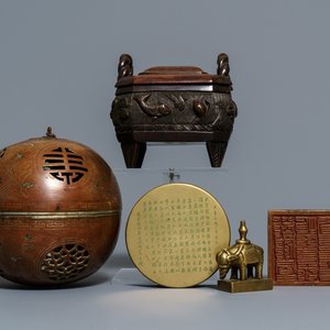 Twee Chinese bronzen wierookbranders, twee stempels en een doosje met inscriptie, 19/20e eeuw — foto 1