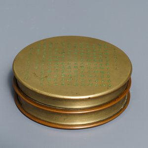 Twee Chinese bronzen wierookbranders, twee stempels en een doosje met inscriptie, 19/20e eeuw — foto 9