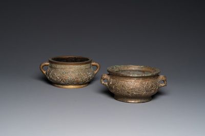 Twee Chinese bronzen wierookbranders, Xuande merken, 19/20e eeuw