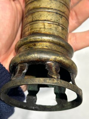 Twee Chinese bronzen wierookvaten, één met sokkel en drie vazen, Xuande merk, 19/20e eeuw — foto 15