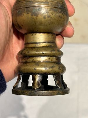 Twee Chinese bronzen wierookvaten, één met sokkel en drie vazen, Xuande merk, 19/20e eeuw — foto 18