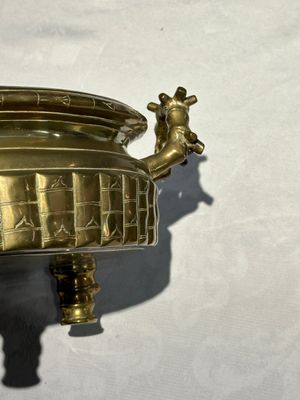 Twee Chinese bronzen wierookvaten, één met sokkel en drie vazen, Xuande merk, 19/20e eeuw — foto 23