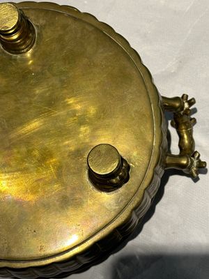 Twee Chinese bronzen wierookvaten, één met sokkel en drie vazen, Xuande merk, 19/20e eeuw — foto 29