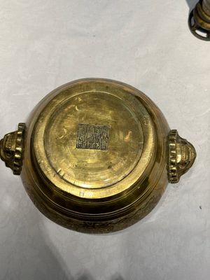 Twee Chinese bronzen wierookvaten, één met sokkel en drie vazen, Xuande merk, 19/20e eeuw — foto 9