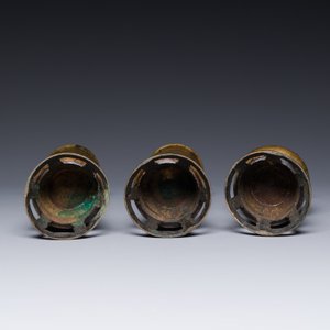 Twee Chinese bronzen wierookvaten, één met sokkel en drie vazen, Xuande merk, 19/20e eeuw — foto 4