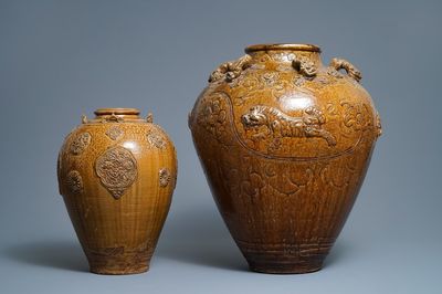 Twee Chinese bruin geglazuurde martavanen met fijn reliëfdecor, 18/19e eeuw