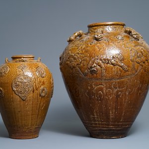 Twee Chinese bruin geglazuurde martavanen met fijn reliëfdecor, 18/19e eeuw — foto 2