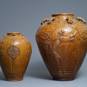 Twee Chinese bruin geglazuurde martavanen met fijn reliëfdecor, 18/19e eeuw — foto 3