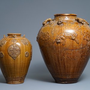 Twee Chinese bruin geglazuurde martavanen met fijn reliëfdecor, 18/19e eeuw — foto 4