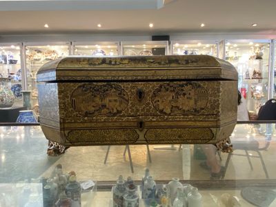 Twee Chinese Canton famille rose kommen, een vaas en een deels vergulde lakwerk doos, Qianlong en later — foto 3