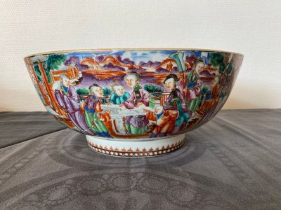 Twee Chinese Canton famille rose kommen, een vaas en een deels vergulde lakwerk doos, Qianlong en later — foto 18