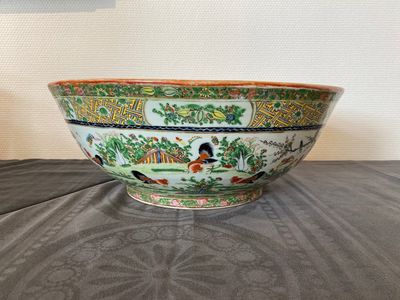 Twee Chinese Canton famille rose kommen, een vaas en een deels vergulde lakwerk doos, Qianlong en later — foto 27