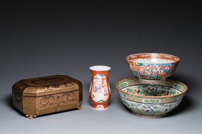 Twee Chinese Canton famille rose kommen, een vaas en een deels vergulde lakwerk doos, Qianlong en later