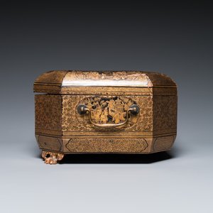 Twee Chinese Canton famille rose kommen, een vaas en een deels vergulde lakwerk doos, Qianlong en later — foto 20