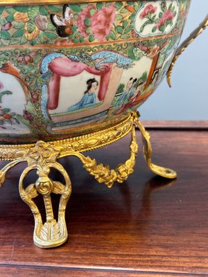 Twee Chinese Canton famille rose kommen met vergulde bronzen monturen, 19e eeuw — foto 18