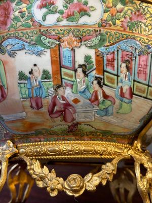 Twee Chinese Canton famille rose kommen met vergulde bronzen monturen, 19e eeuw — foto 19