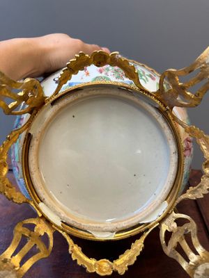 Twee Chinese Canton famille rose kommen met vergulde bronzen monturen, 19e eeuw — foto 20