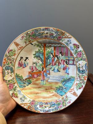 Twee Chinese Canton famille rose schotels met figuratief decor, 19e eeuw — foto 13