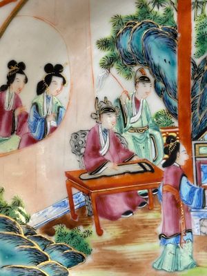 Twee Chinese Canton famille rose schotels met figuratief decor, 19e eeuw — foto 15
