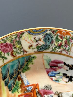 Twee Chinese Canton famille rose schotels met figuratief decor, 19e eeuw — foto 18