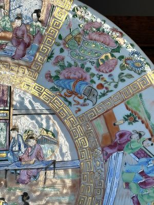 Twee Chinese Canton famille rose schotels met figuratief decor, 19e eeuw — foto 4