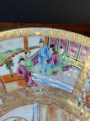 Twee Chinese Canton famille rose schotels met figuratief decor, 19e eeuw — foto 6