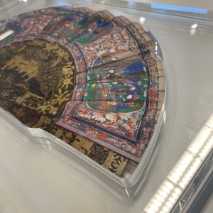 Twee Chinese Canton waaiers in beschilderd papier en lakwerk, in plexi monturen, 19 eeuw — foto 41