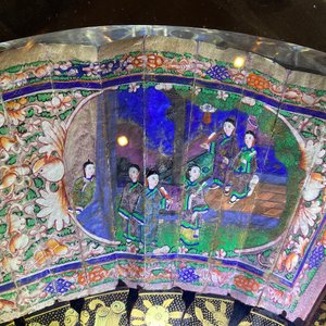 Twee Chinese Canton waaiers in beschilderd papier en lakwerk, in plexi monturen, 19 eeuw — foto 62
