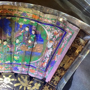 Twee Chinese Canton waaiers in beschilderd papier en lakwerk, in plexi monturen, 19 eeuw — foto 63